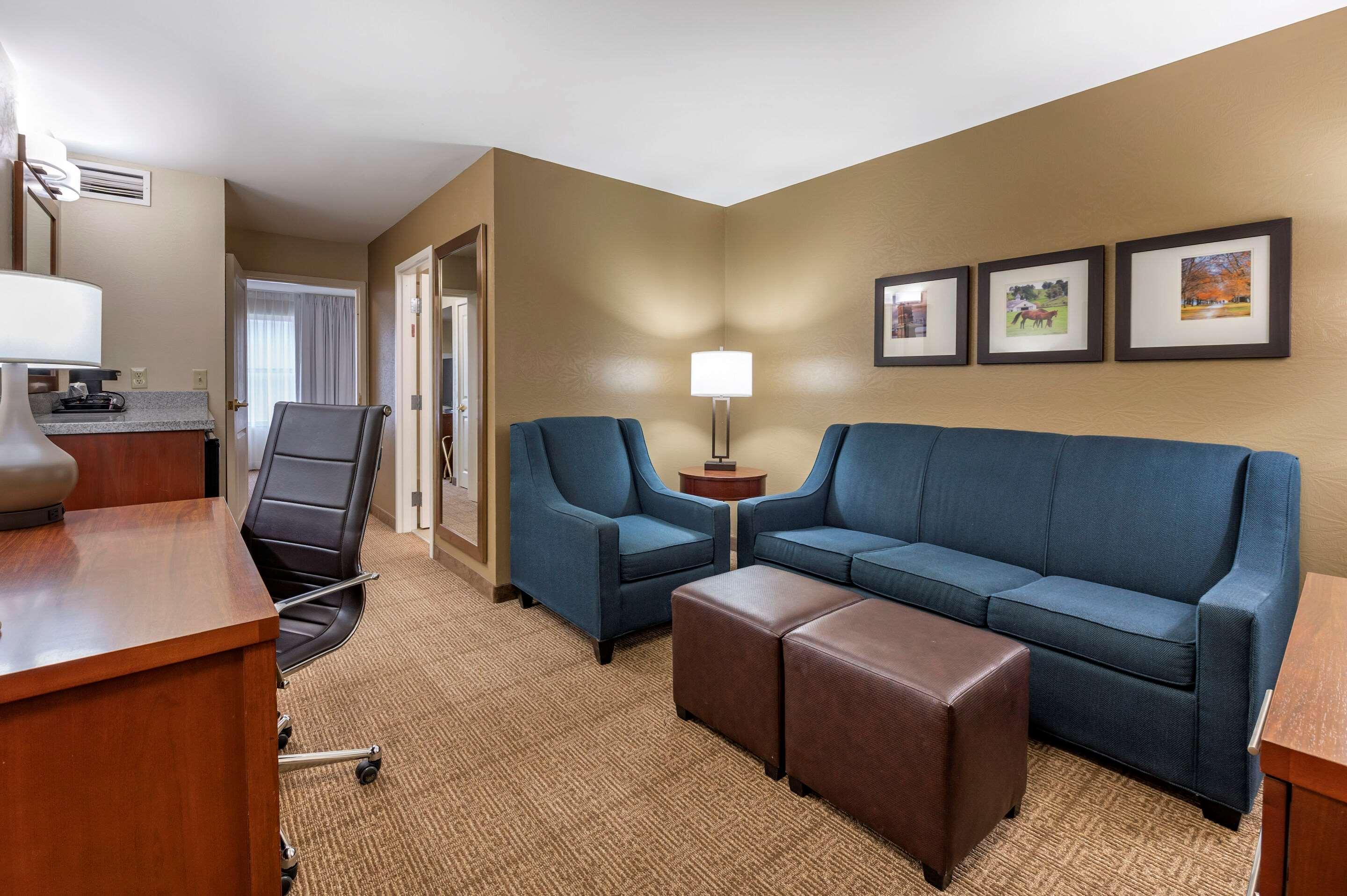 Comfort Inn & Suites Northern Kentucky Wilder Экстерьер фото