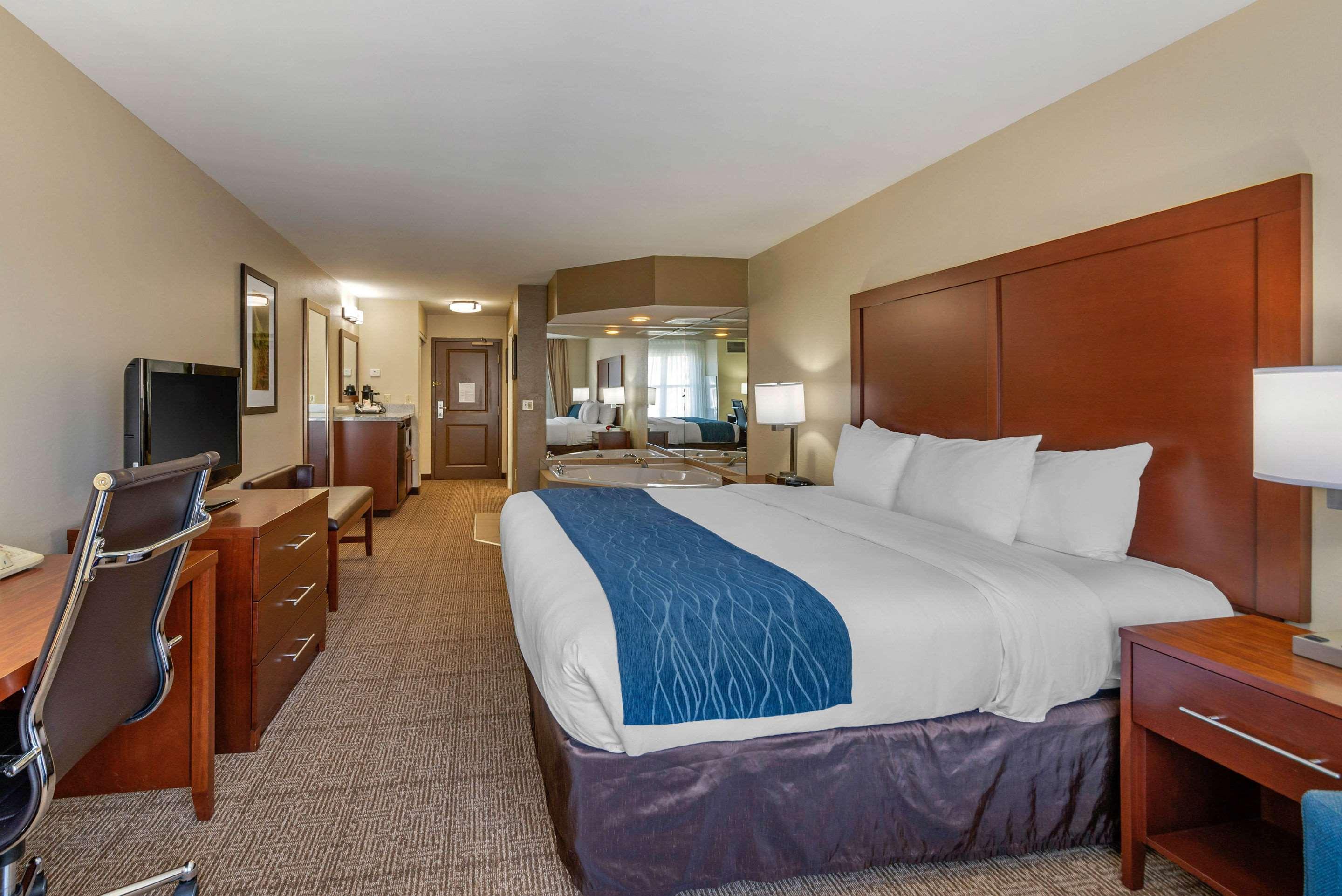 Comfort Inn & Suites Northern Kentucky Wilder Экстерьер фото