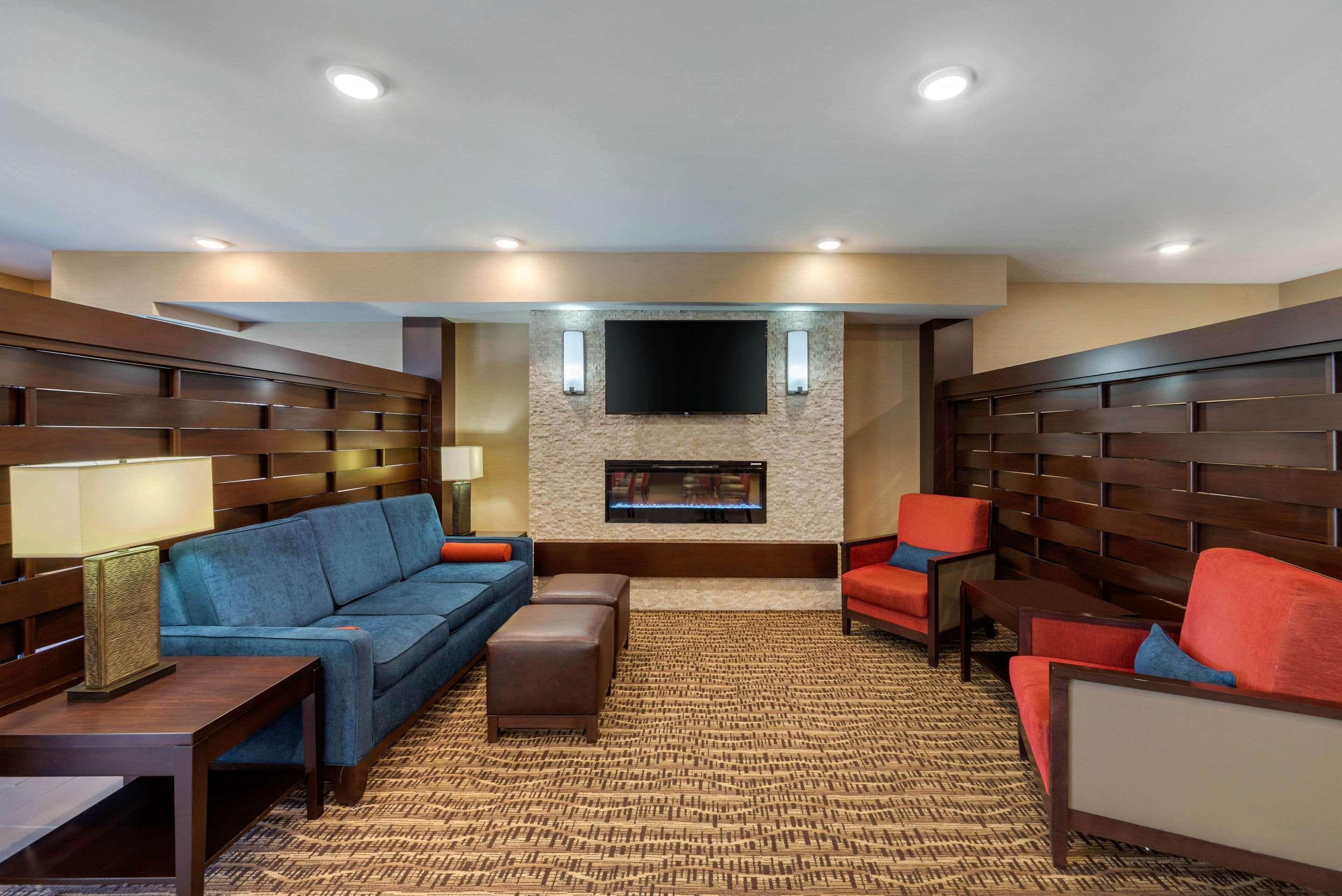 Comfort Inn & Suites Northern Kentucky Wilder Экстерьер фото